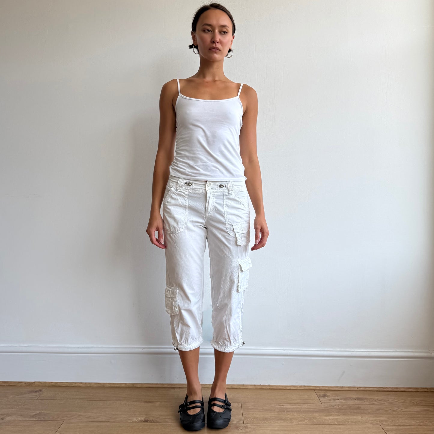 White toggle cargo pocket capris - Size XS