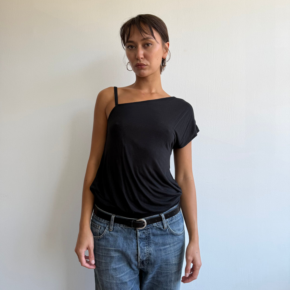 Black asymmetric shoulder top - Size M
