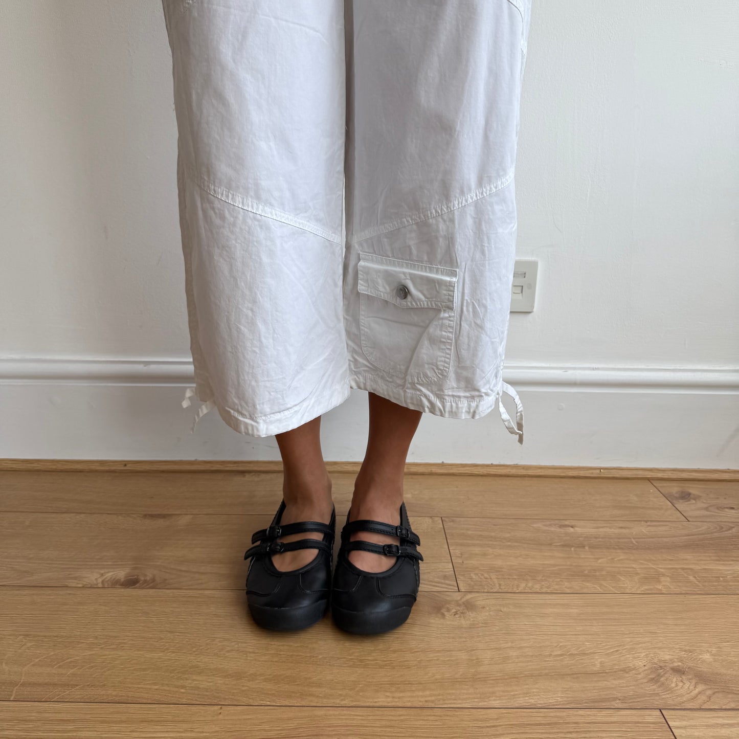 White pocket front cargo capris - Size XS/S
