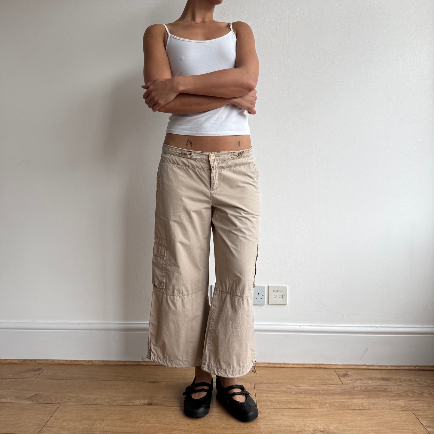 Beige toggle cargo capris - Size M