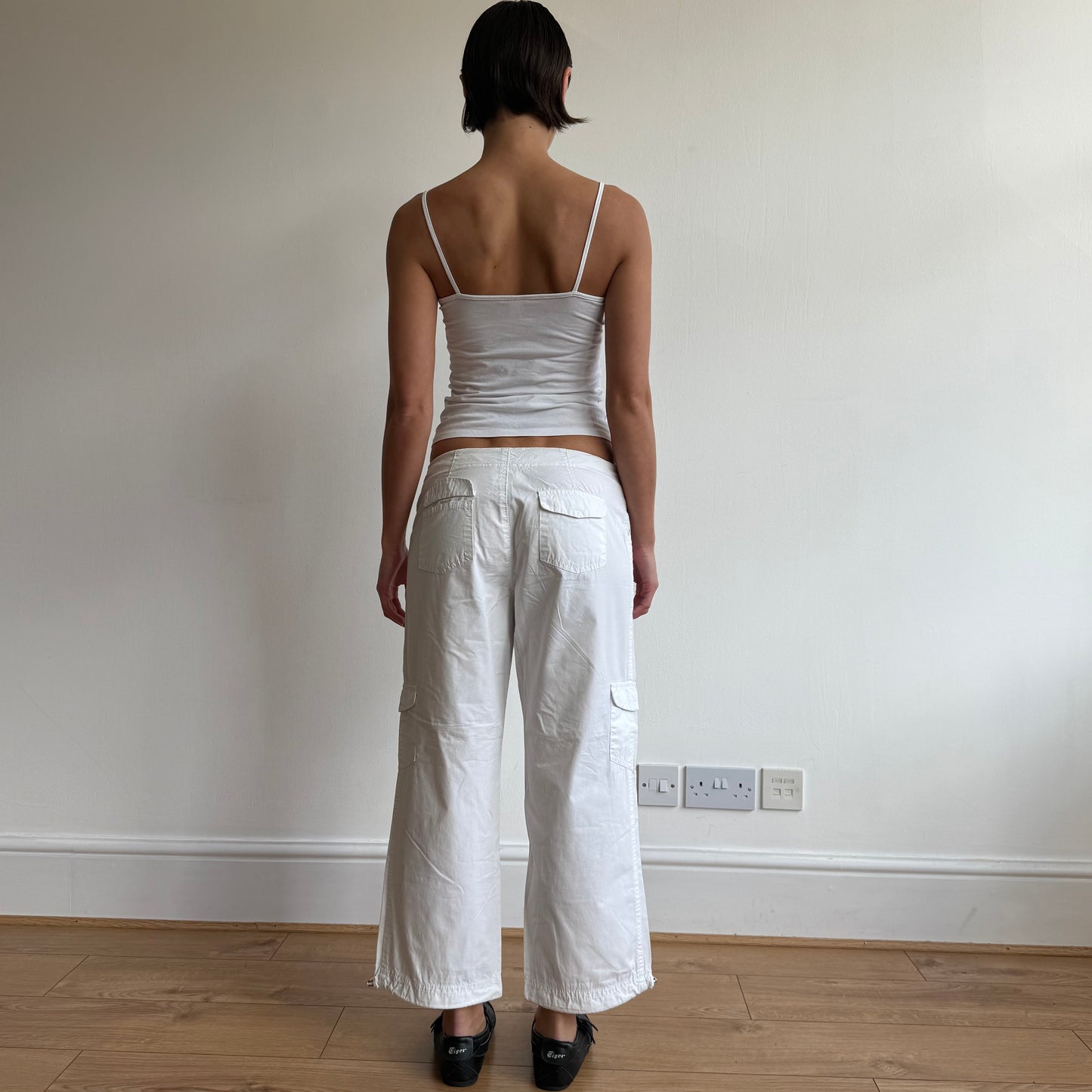 White toggle cargo capris - Size S-M