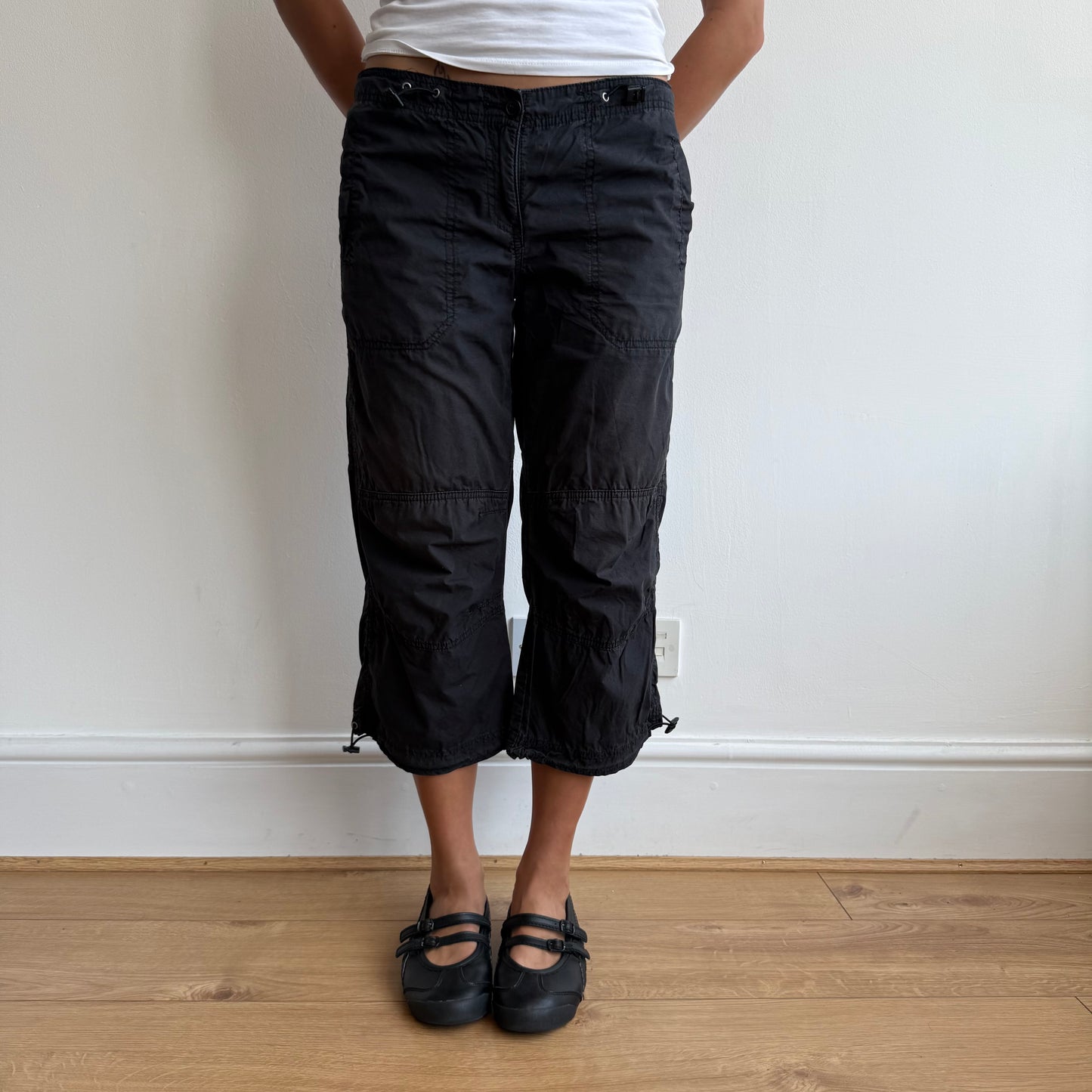 Black toggle cargo capris - Size S