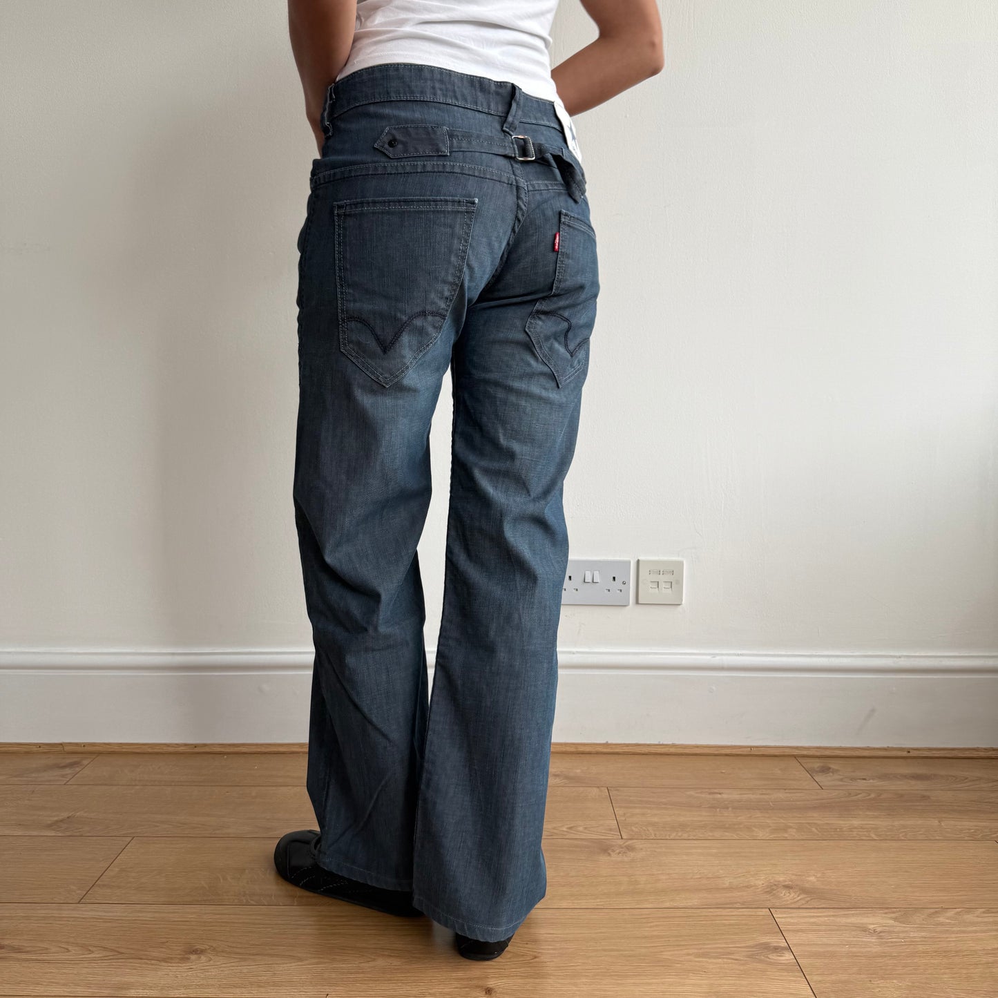 Levi’s star cinch back jeans - Size 30x34