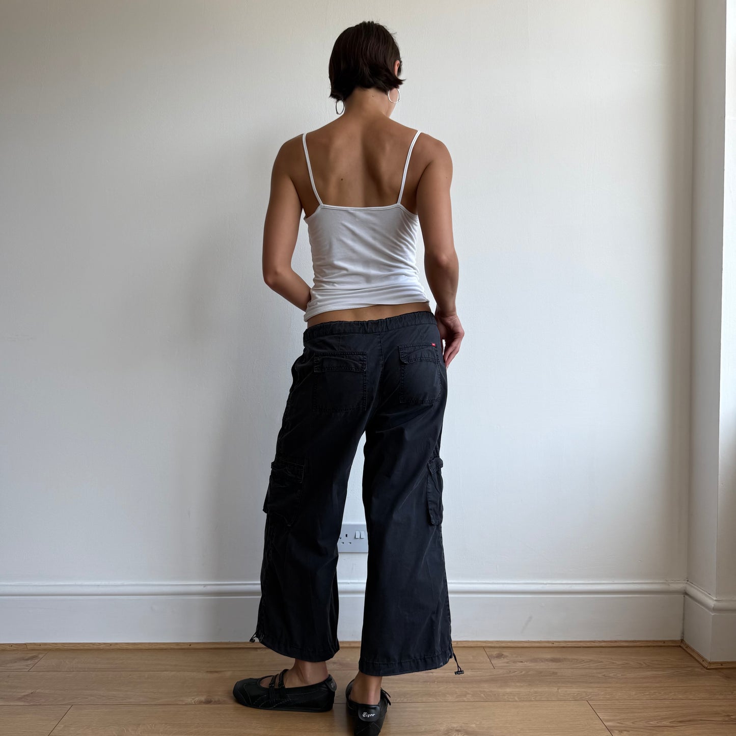 Black toggle cargo capris - Size S/M