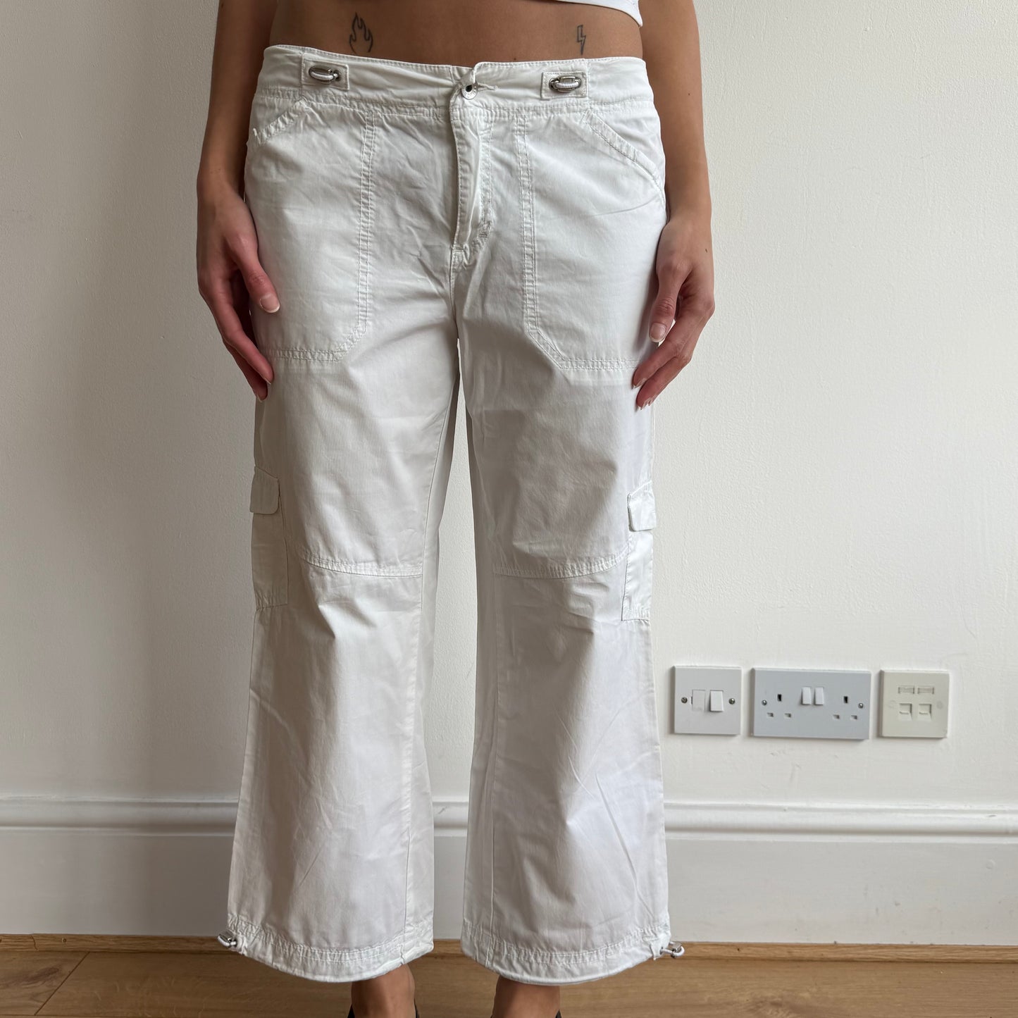 White toggle cargo capris - Size S-M