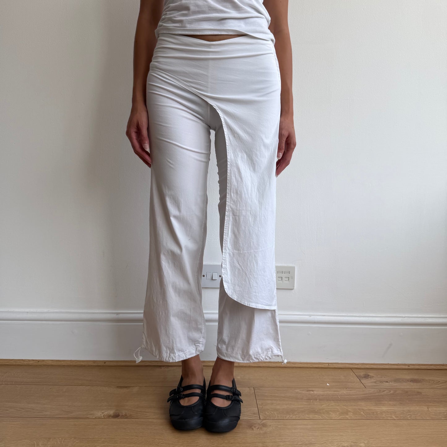 White wrap front toggle capris - Size XS