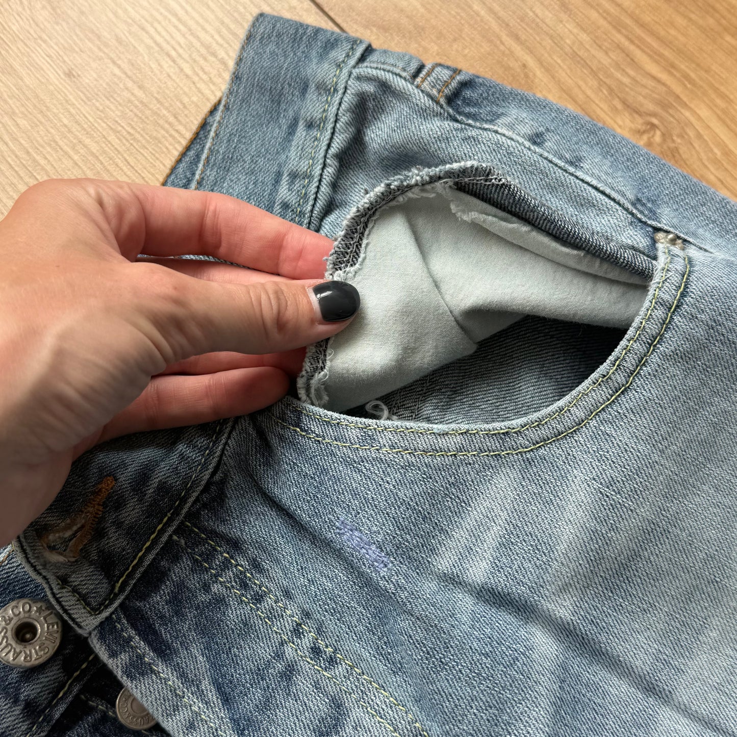 Levi’s cinch back jeans - Size 33x34