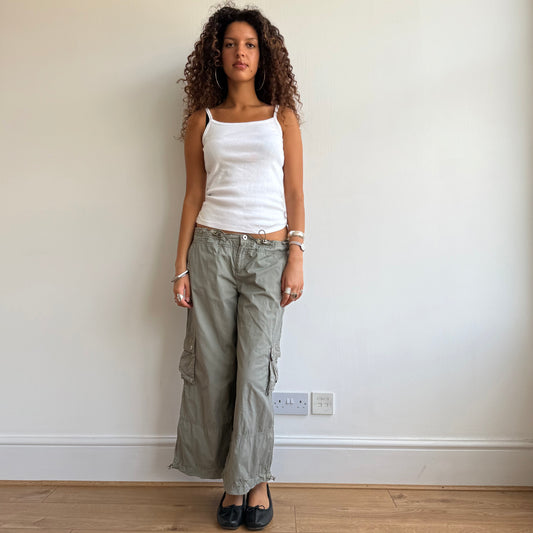 Khaki toggle cargo capris - Size M