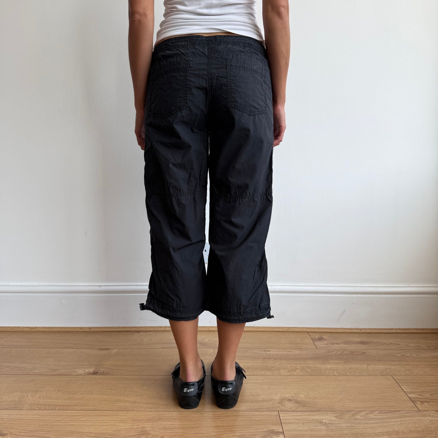 Black toggle cargo capris - Size S
