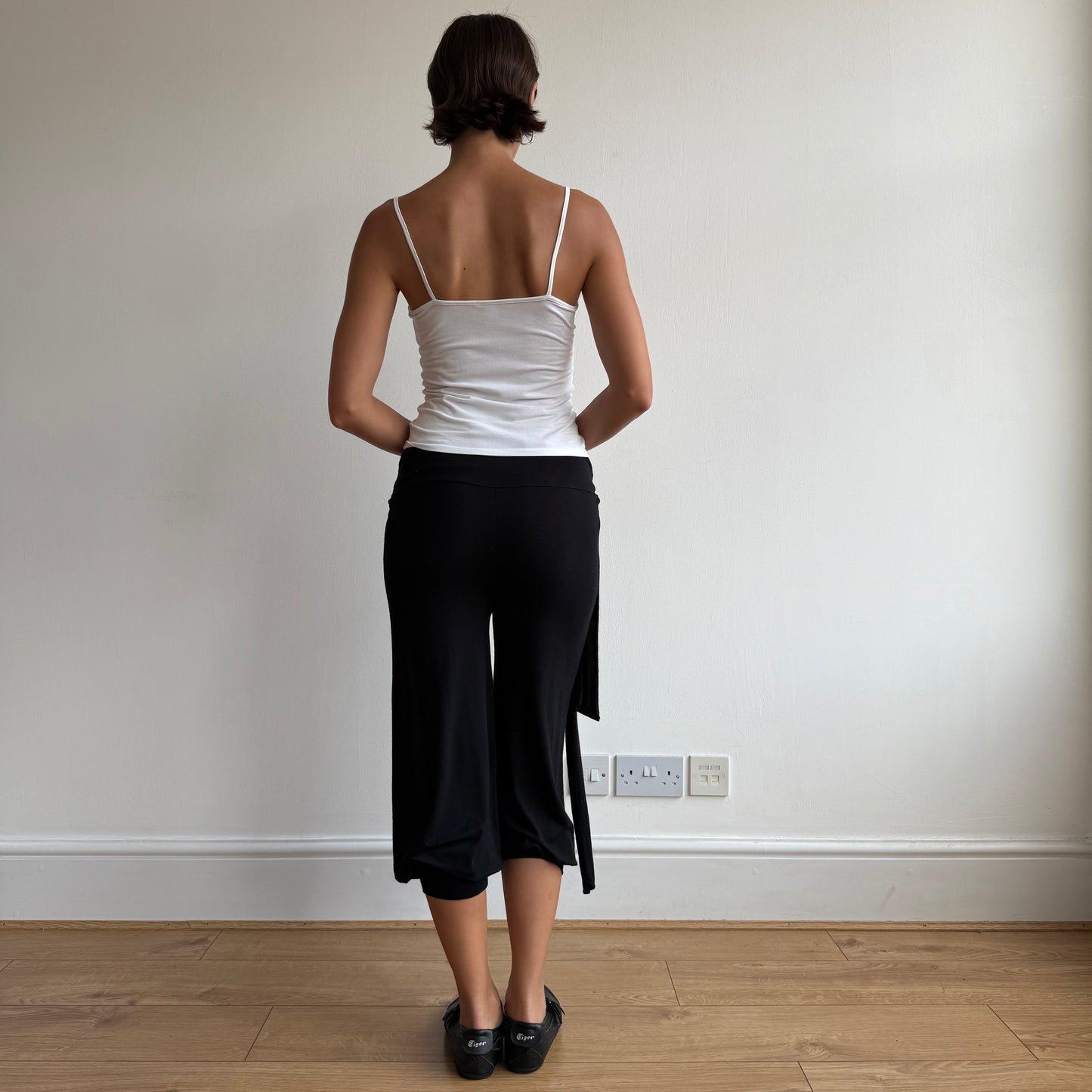 Black bubble tie waist capris - Size S