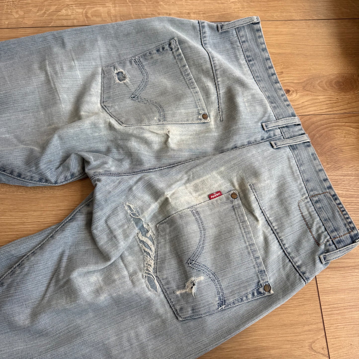 Levi’s engineered light wash patch jeans - Size 31x32