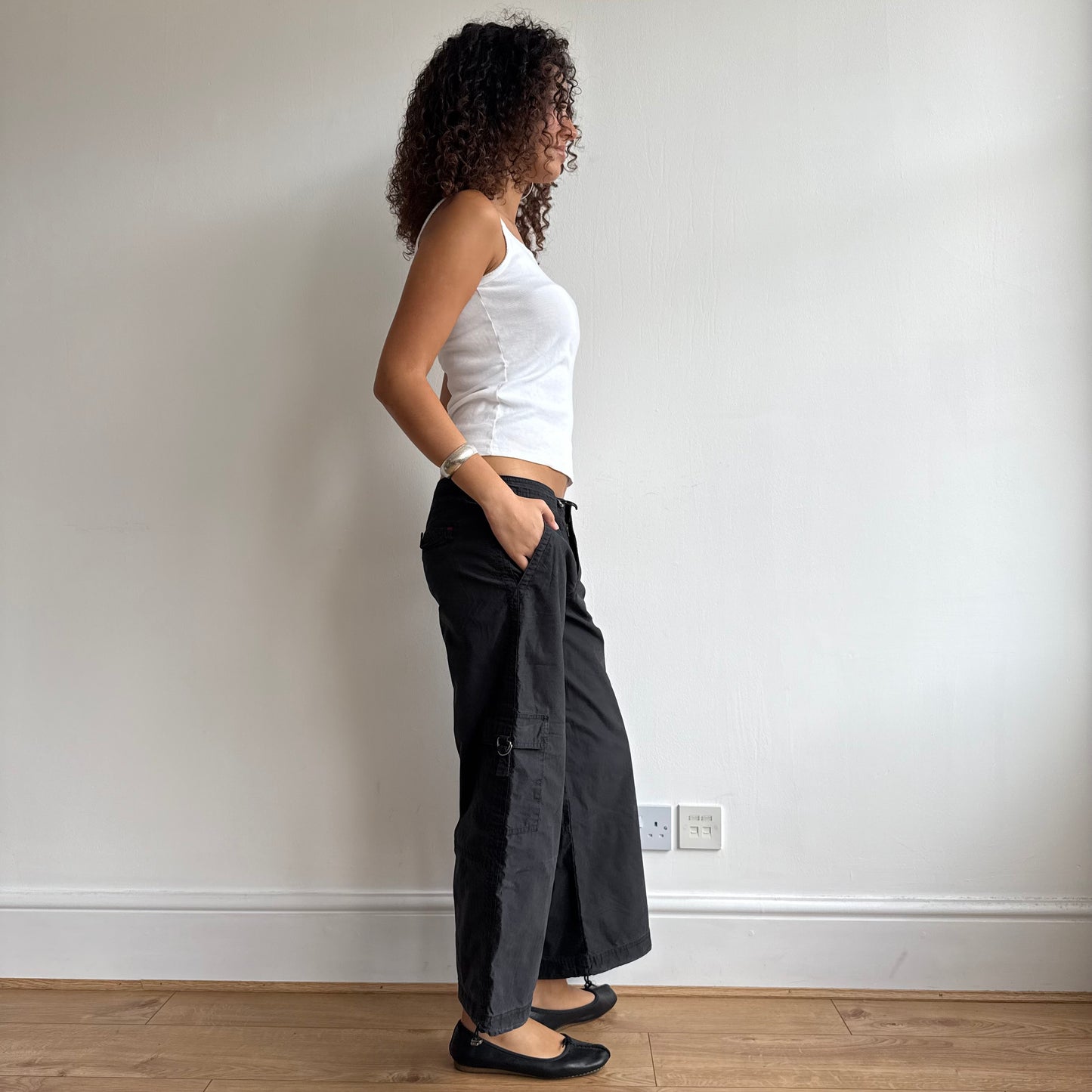 Black toggle cargo capris - Size M