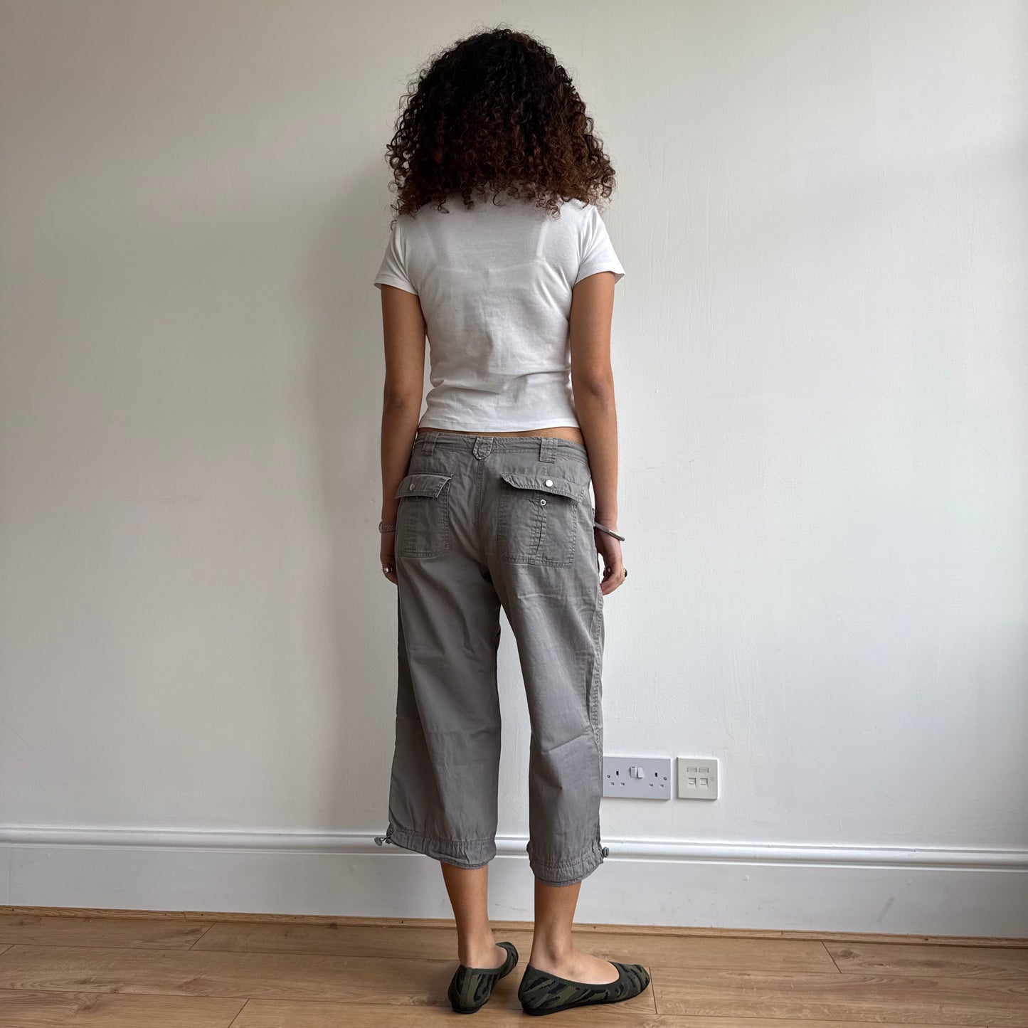 Grey cargo capris - Size M