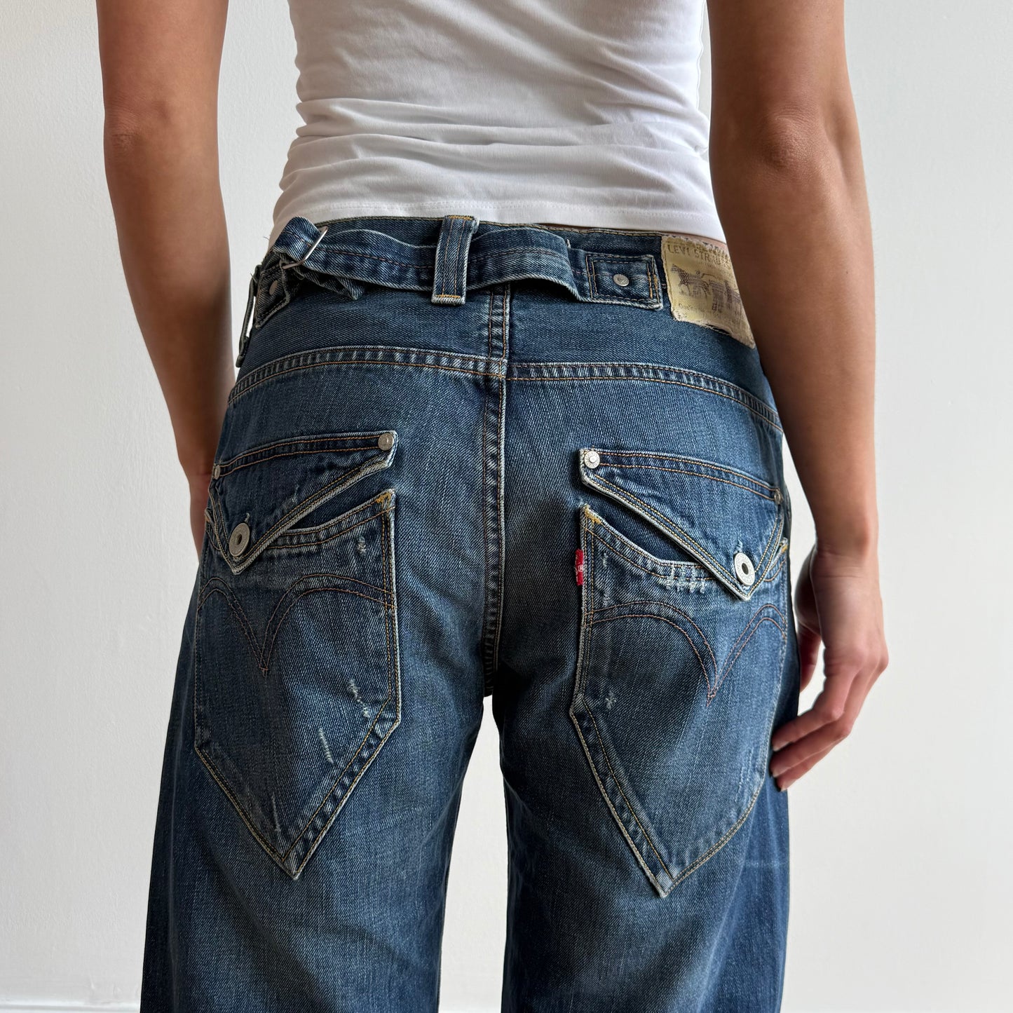 Levi’s cinch back jeans - Size 31x32