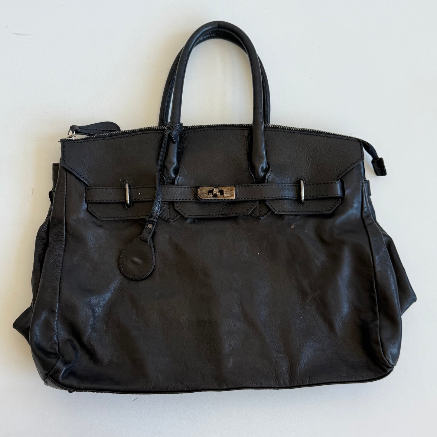 Black leather ‘firkin’ bag - One Size