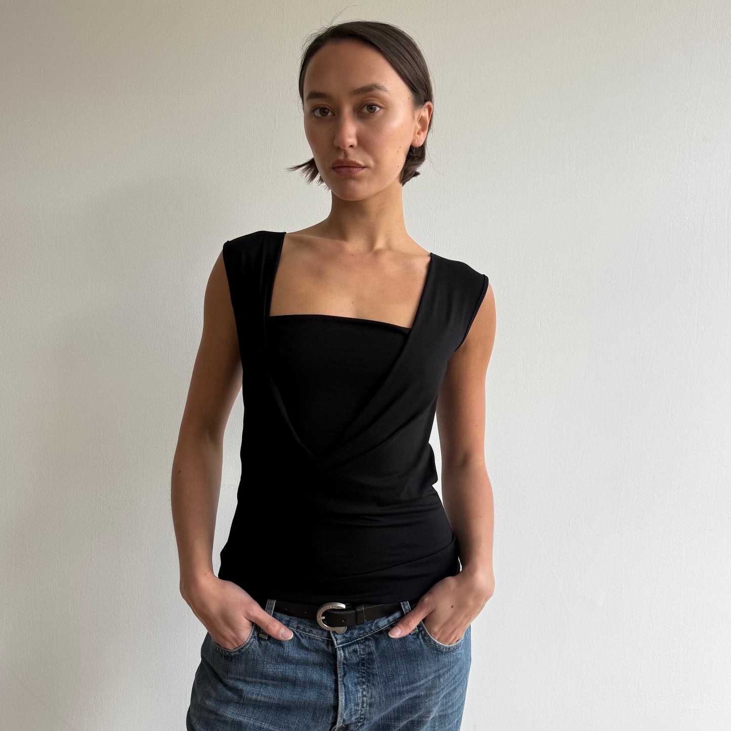 ‘The Keyhole Top’ sleeveless - Black