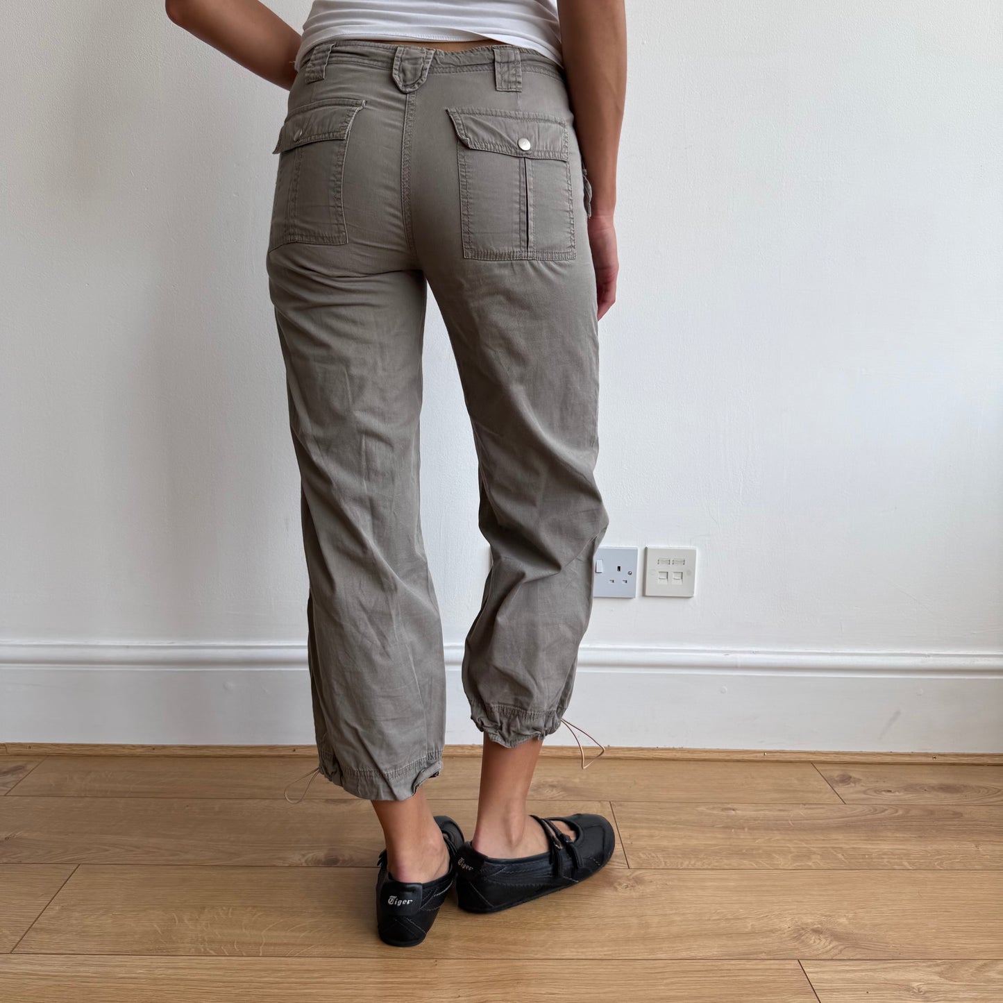 Khaki cargo toggle capris - Size XS + S