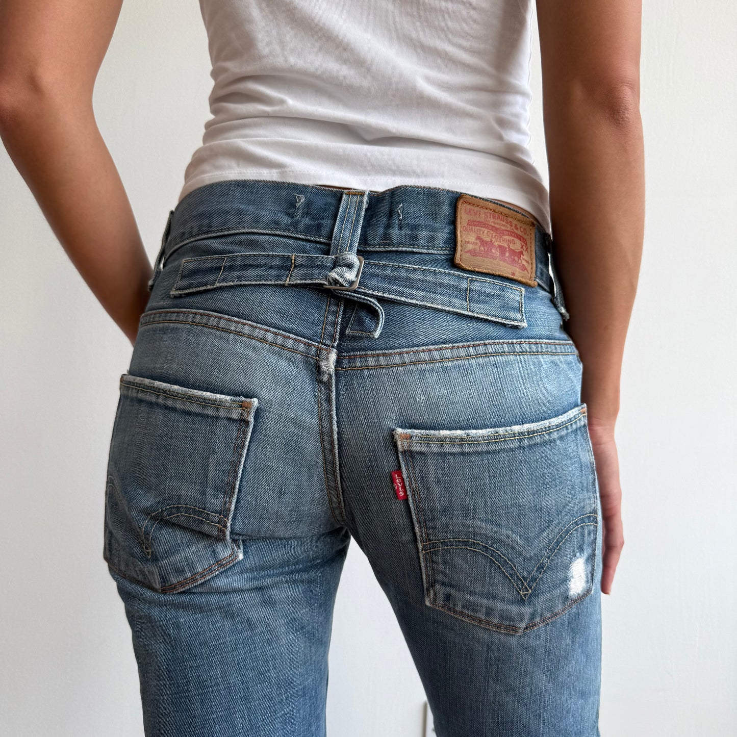 Levi’s cinch back jeans - Size