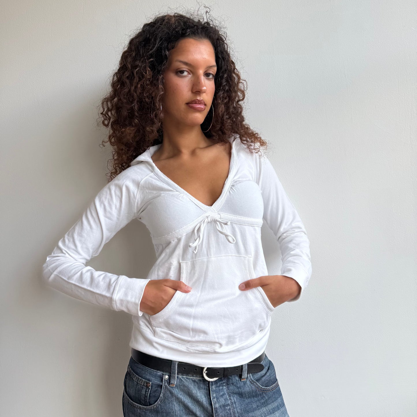 White v-neck hooded top - Size M