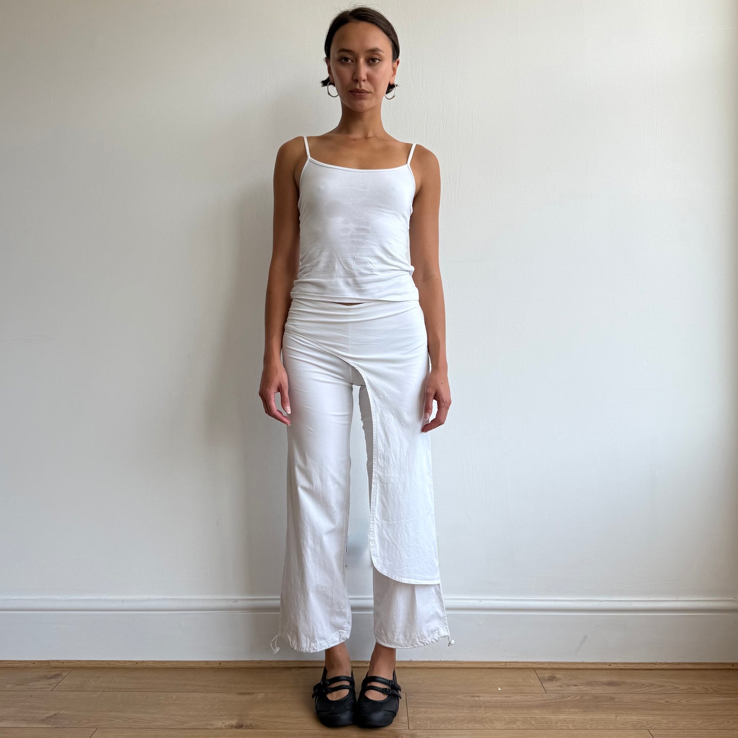 White wrap front toggle capris - Size XS