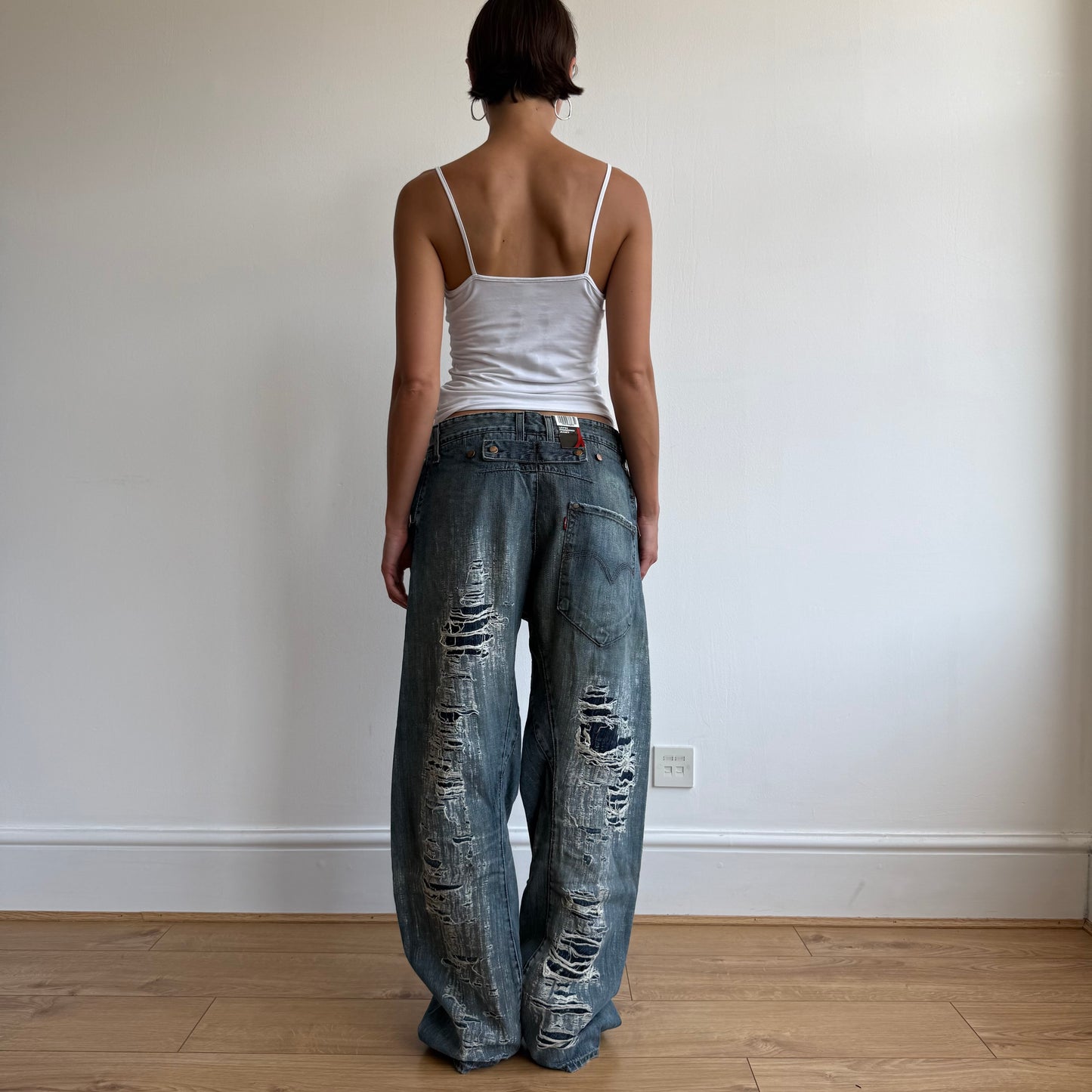 BNWT Levi’s Engineered button back distressed jeans - Size 34x32