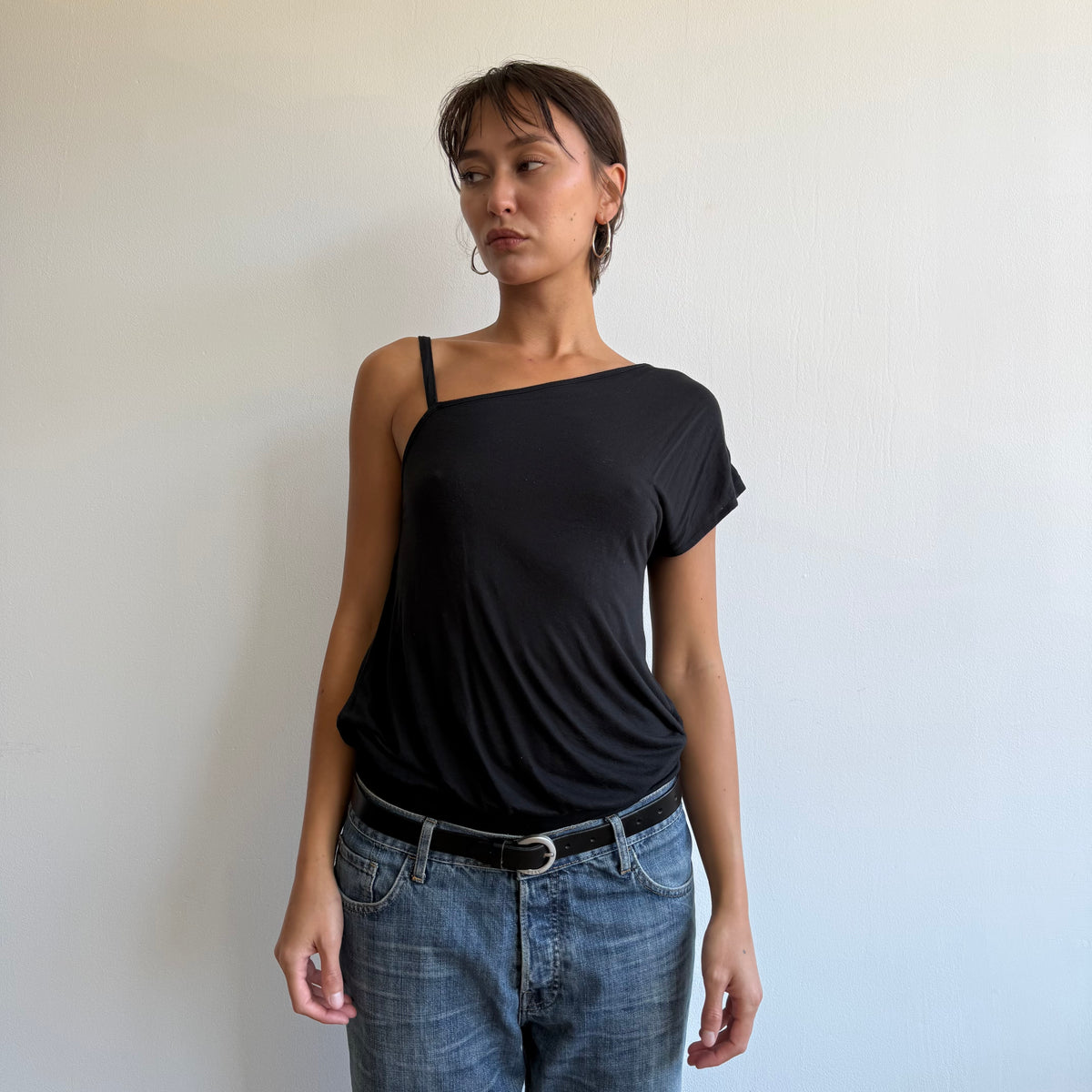 Black asymmetric shoulder top - Size M