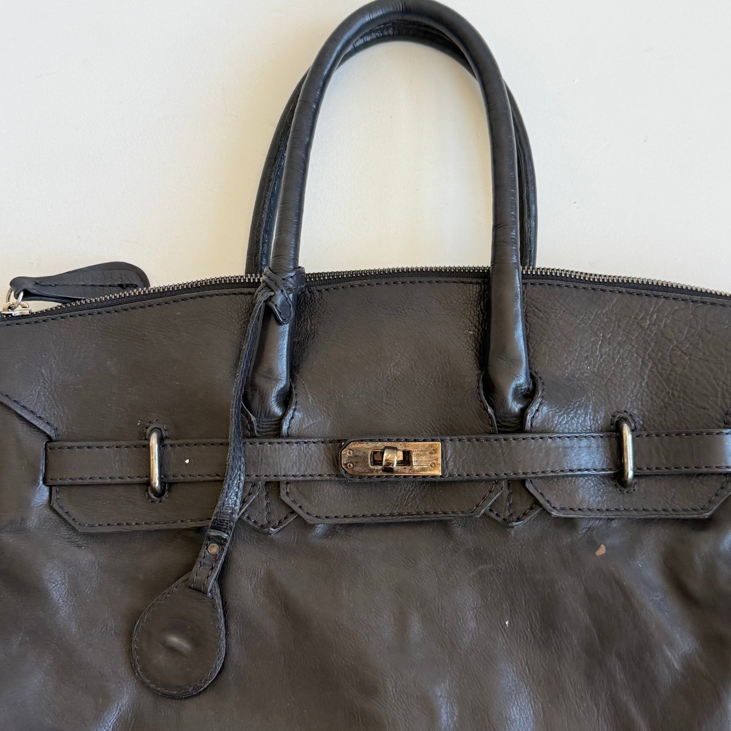 Black leather ‘firkin’ bag - One Size