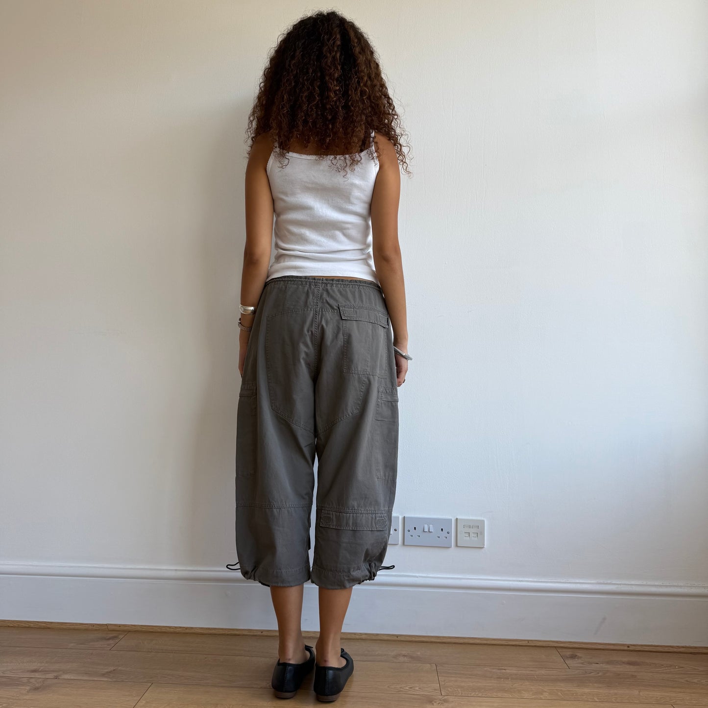 Khaki toggle cargo capris - Size M/L