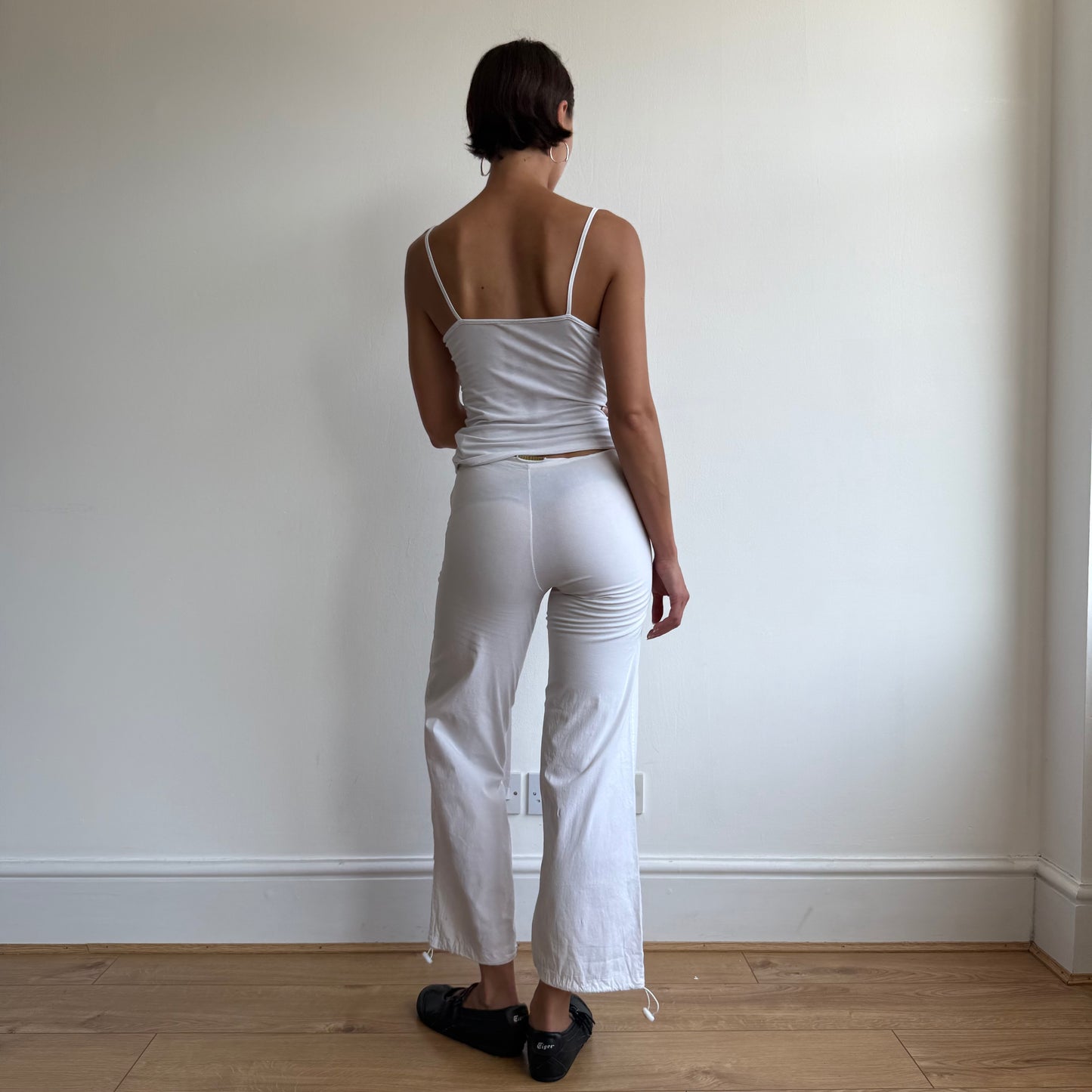 White wrap front toggle capris - Size XS