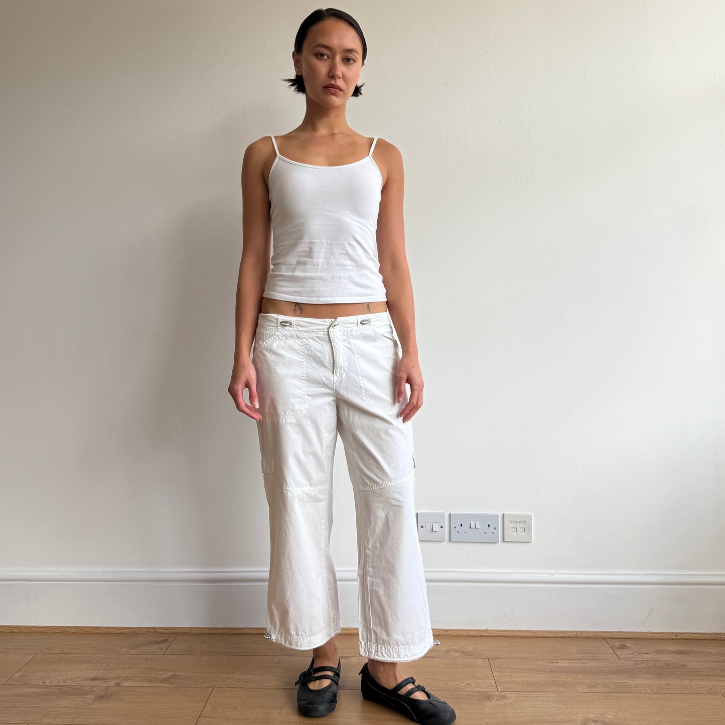 White toggle cargo capris - Size S-M
