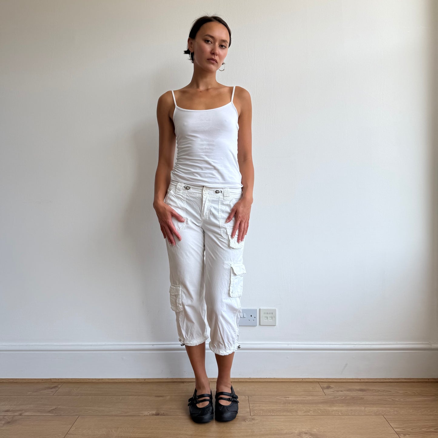 White toggle cargo pocket capris - Size XS