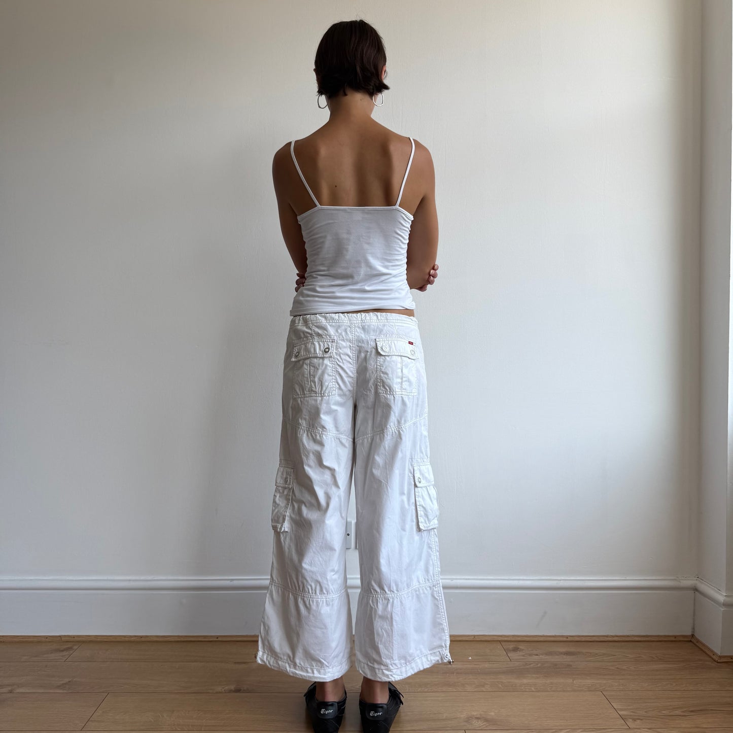 White toggle cargo pocket capris - Size S
