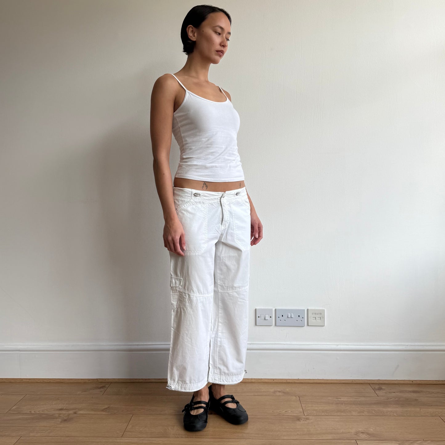 White toggle cargo capris - Size S-M