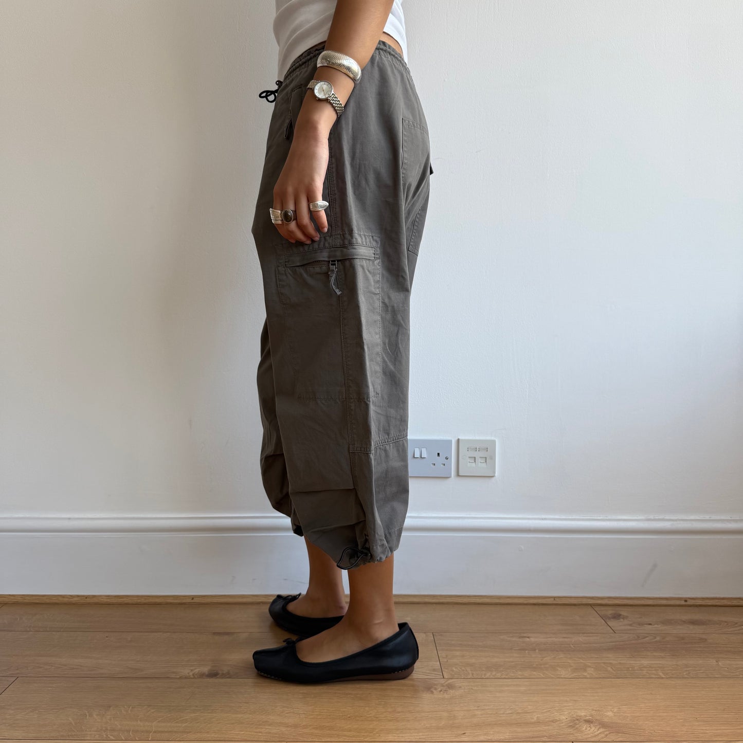 Khaki toggle cargo capris - Size M/L