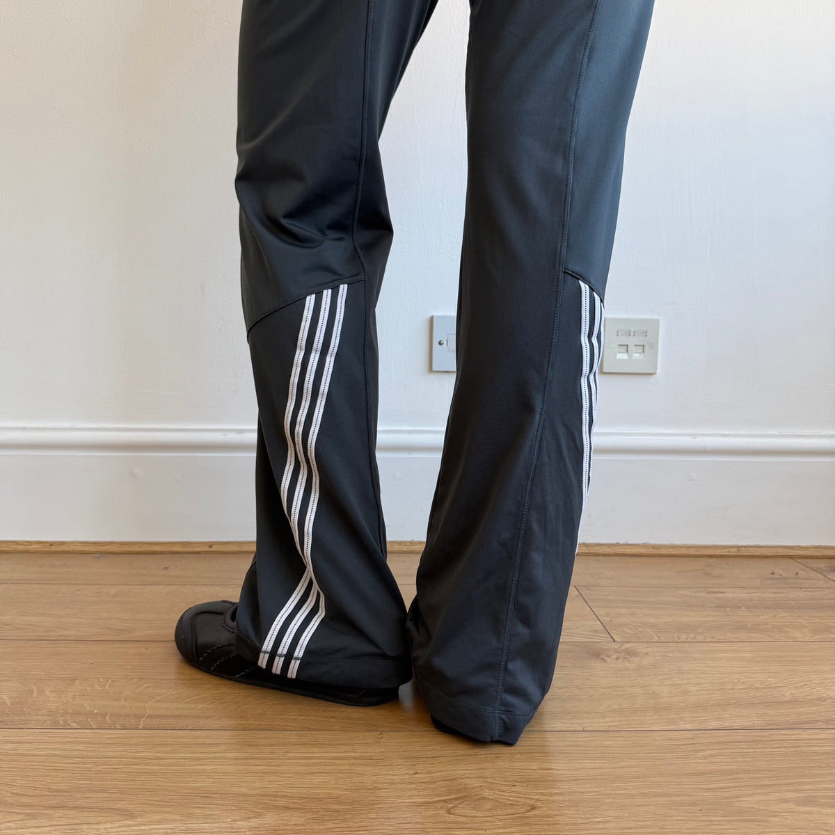 Grey v-waist Adidas yoga pants - Size S-M