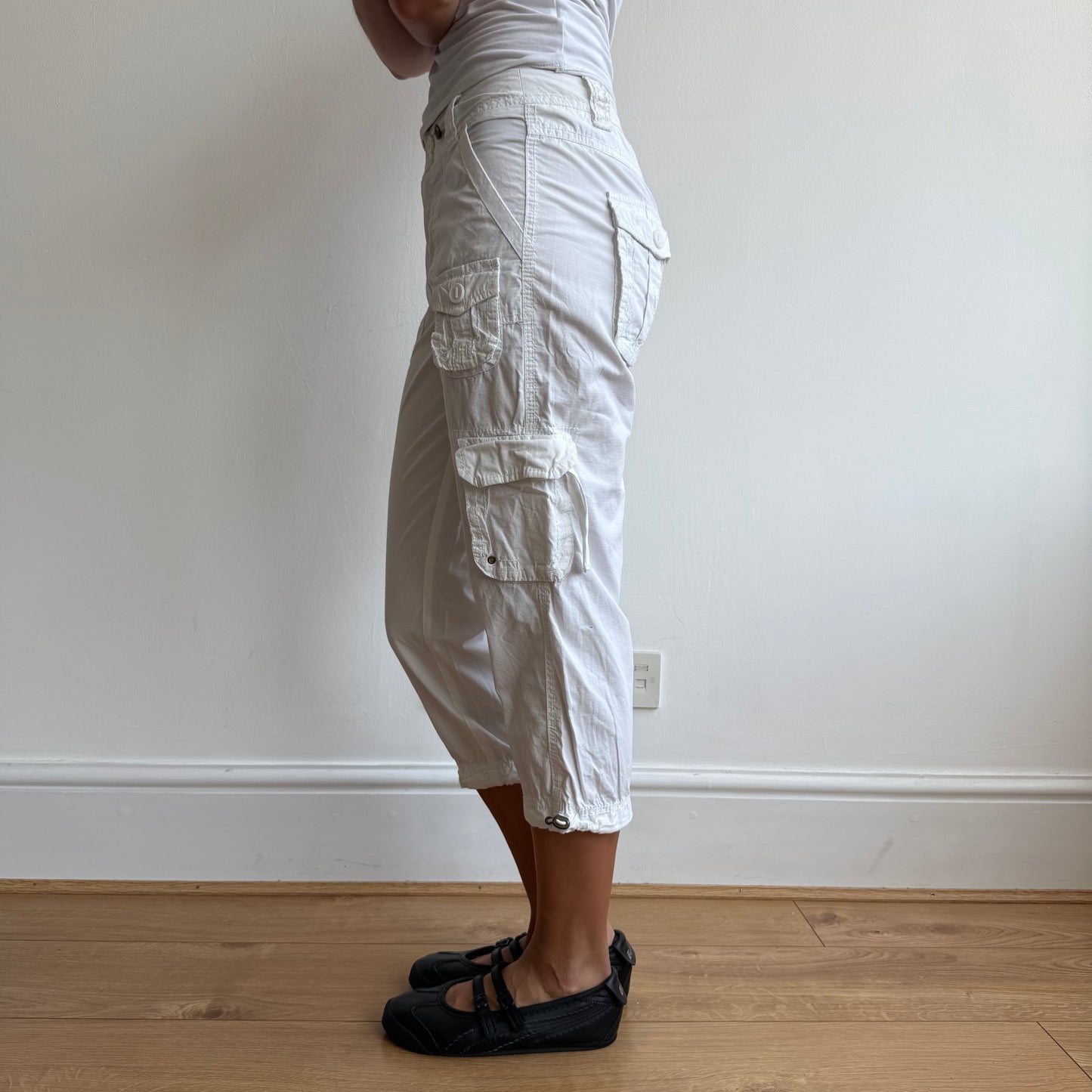 White toggle cargo pocket capris - Size XS