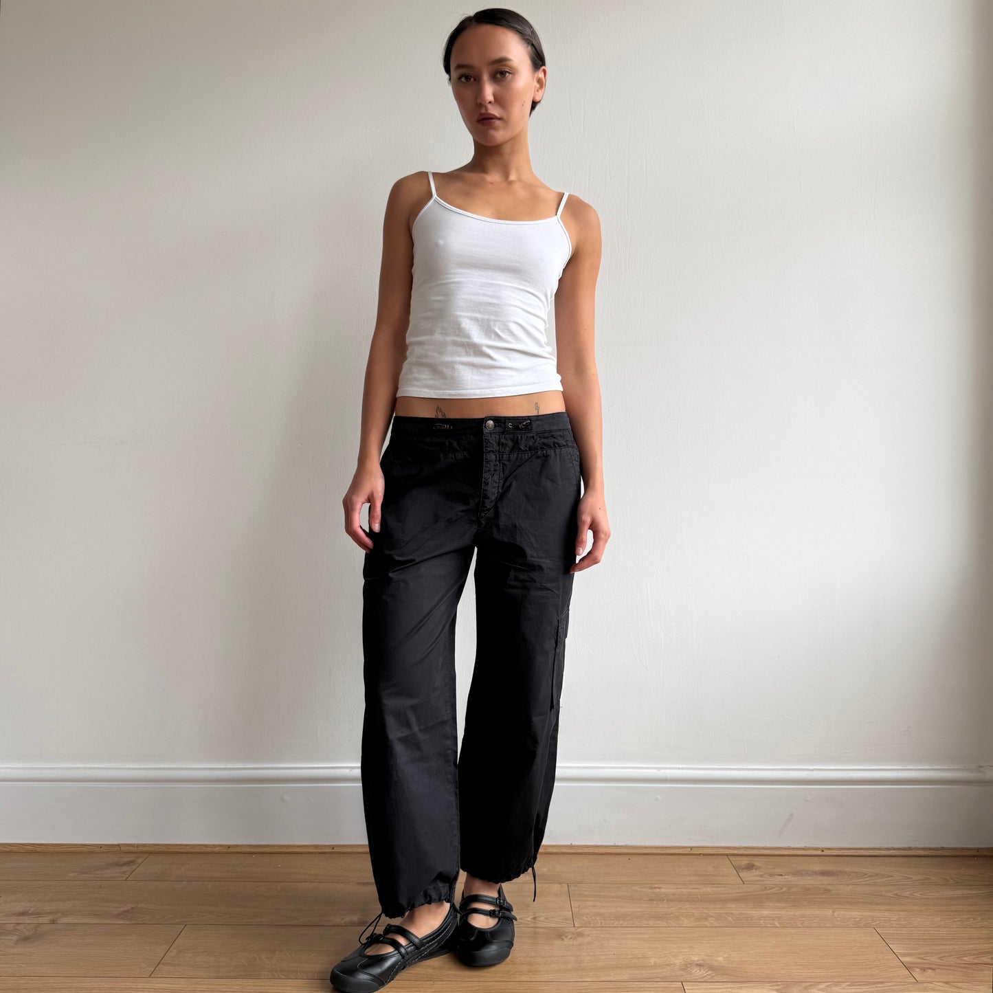 Black toggle cargo capris - Size M