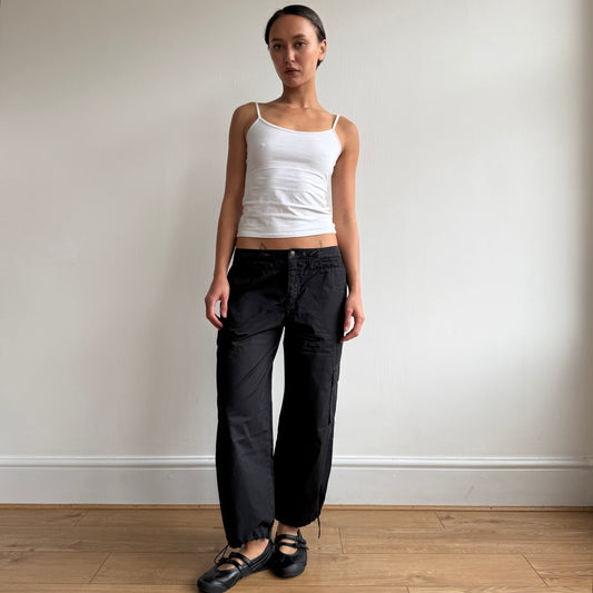Black toggle cargo capris - Size M