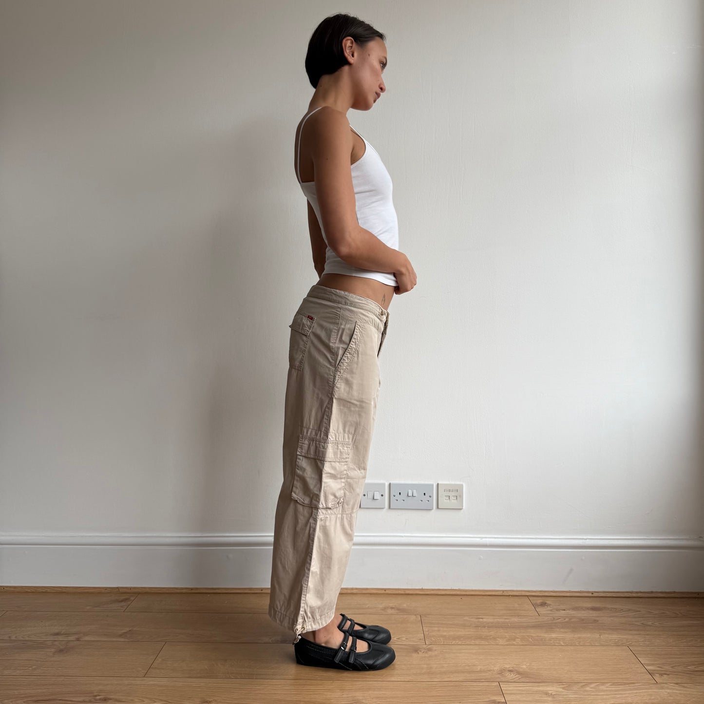Beige toggle cargo capris - Size M