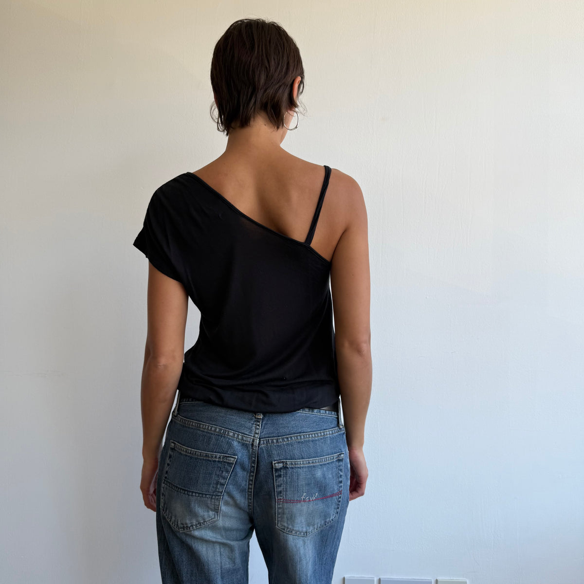 Black asymmetric shoulder top - Size M