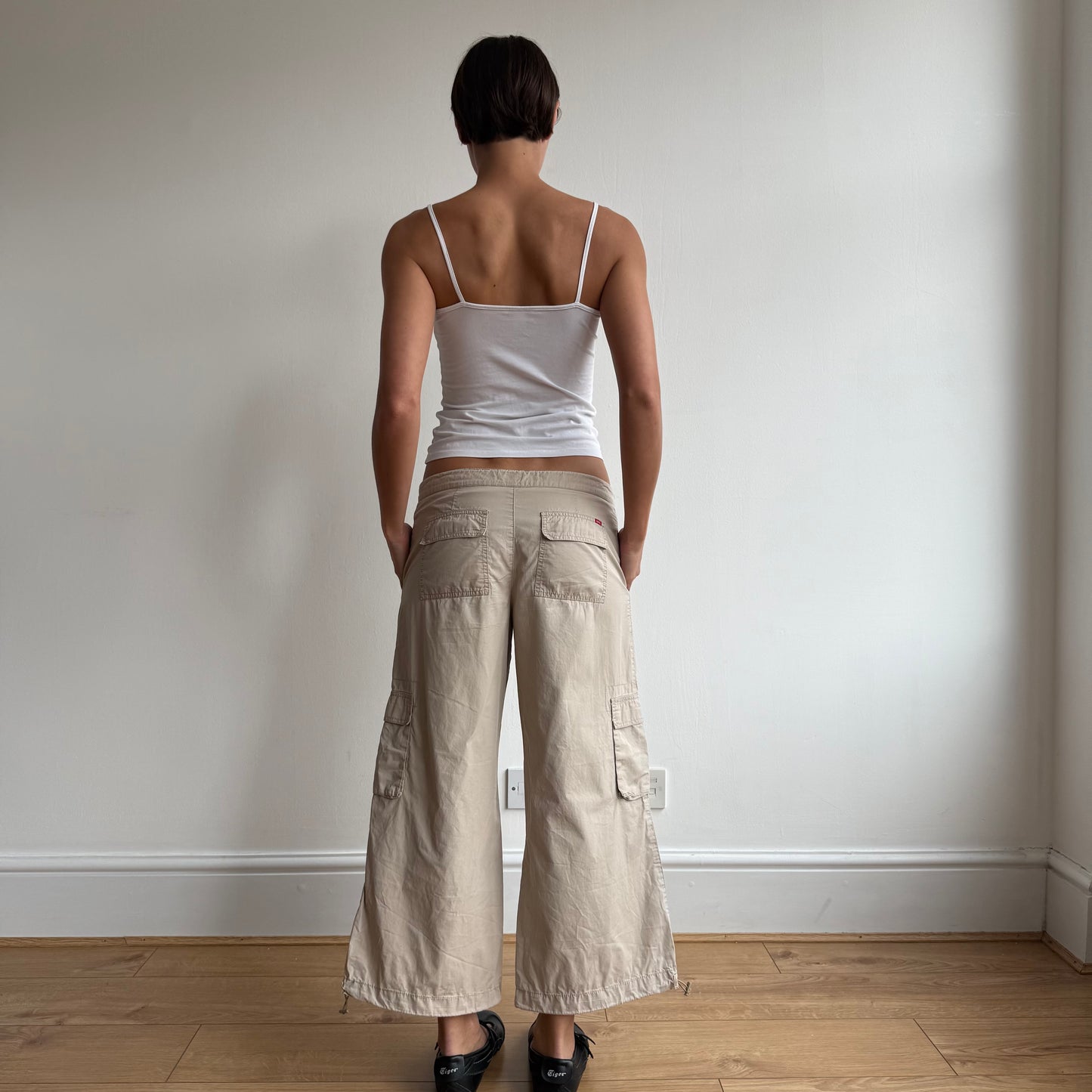 Beige toggle cargo capris - Size M