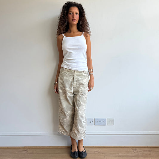 Camo cargo toggle capris - Size S