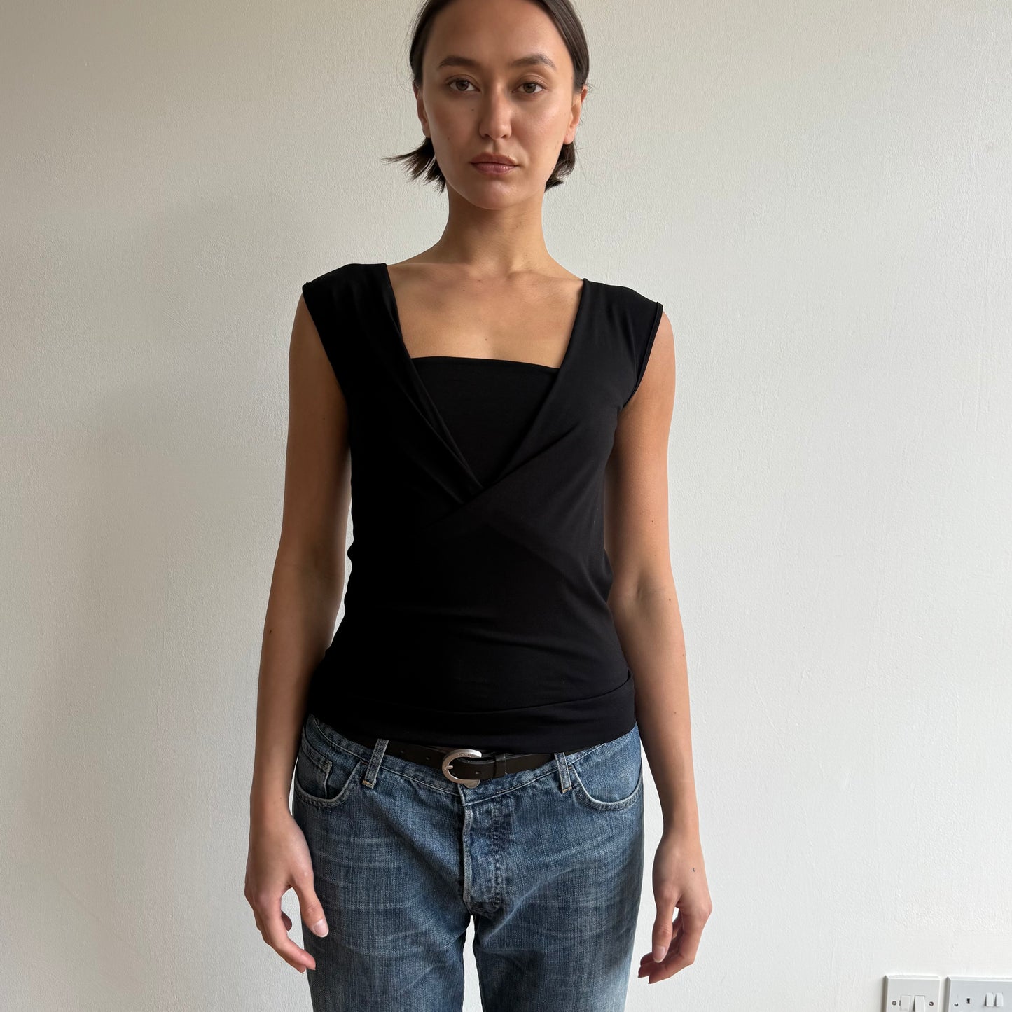 ‘The Keyhole Top’ sleeveless - Black