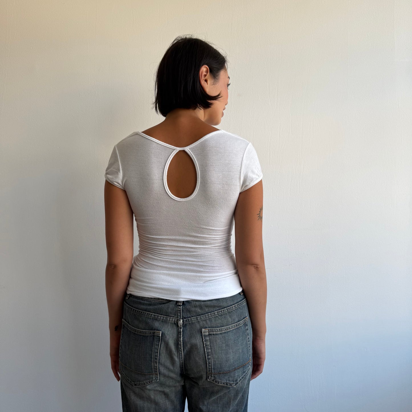 White short sleeve keyhole top - Size S
