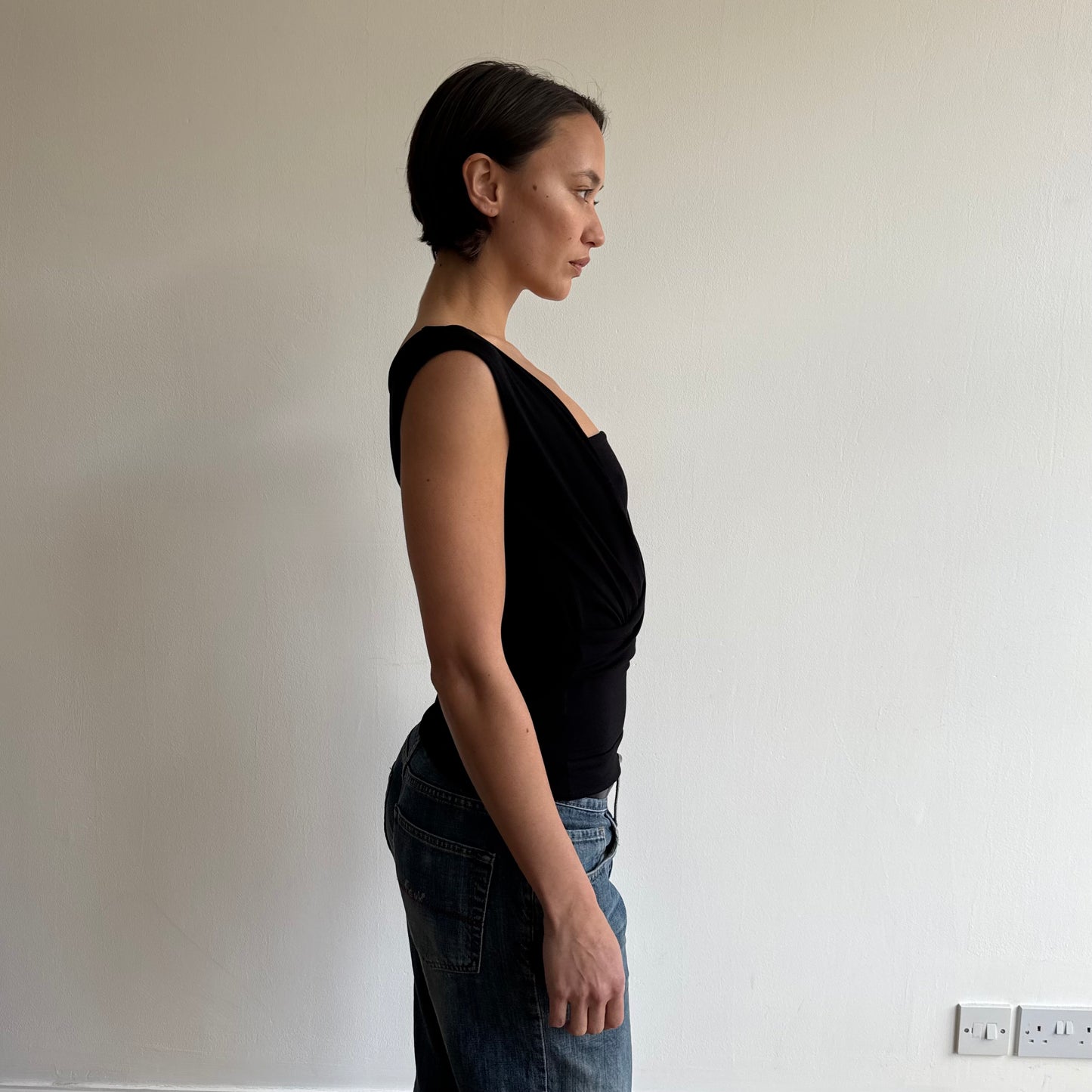 ‘The Keyhole Top’ sleeveless - Black