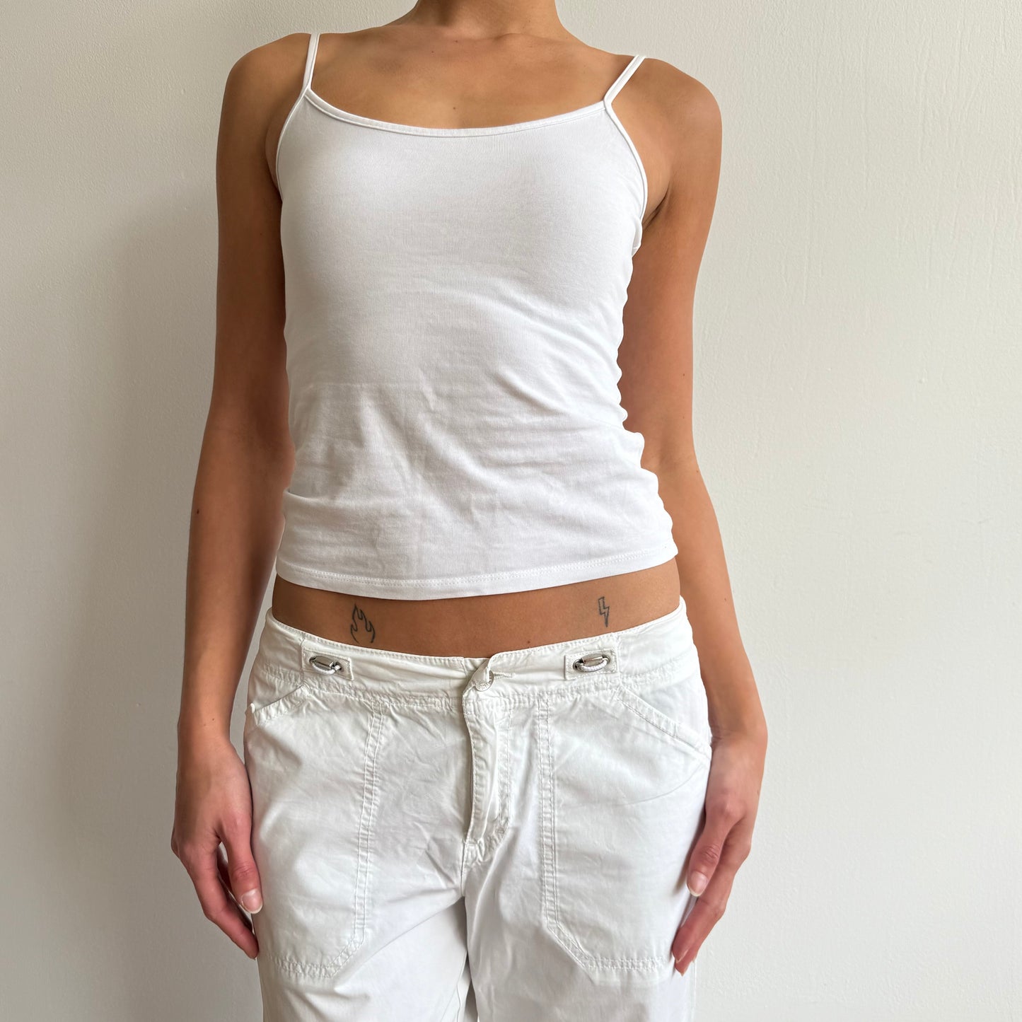 White toggle cargo capris - Size S-M
