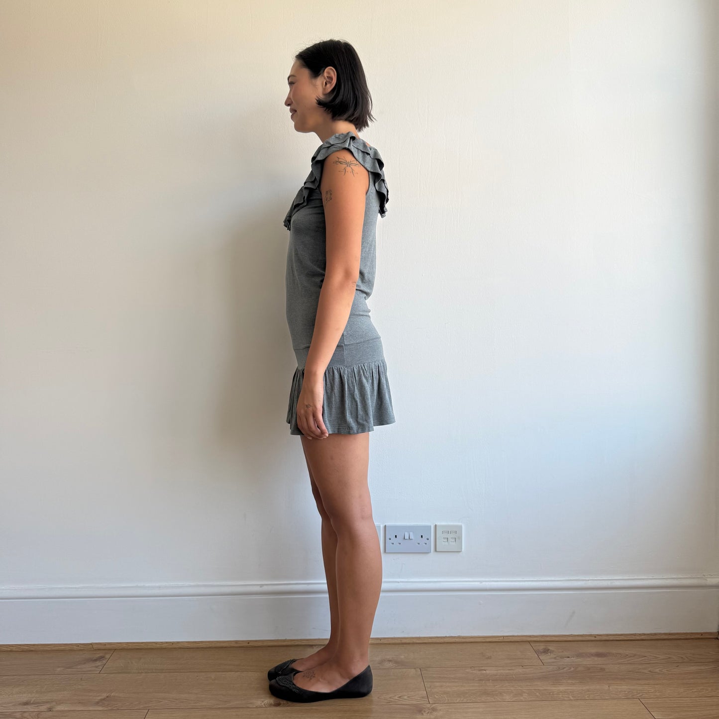 Grey ruffle mini dress - Size M