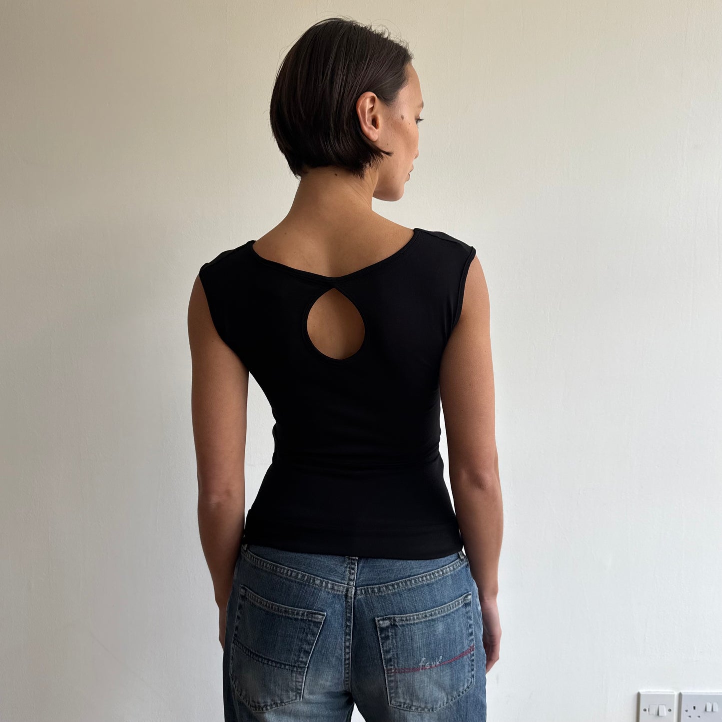 ‘The Keyhole Top’ sleeveless - Black