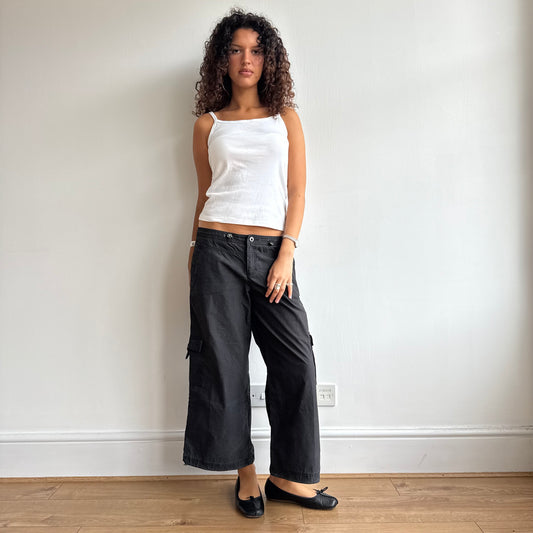 Black toggle cargo capris - Size M
