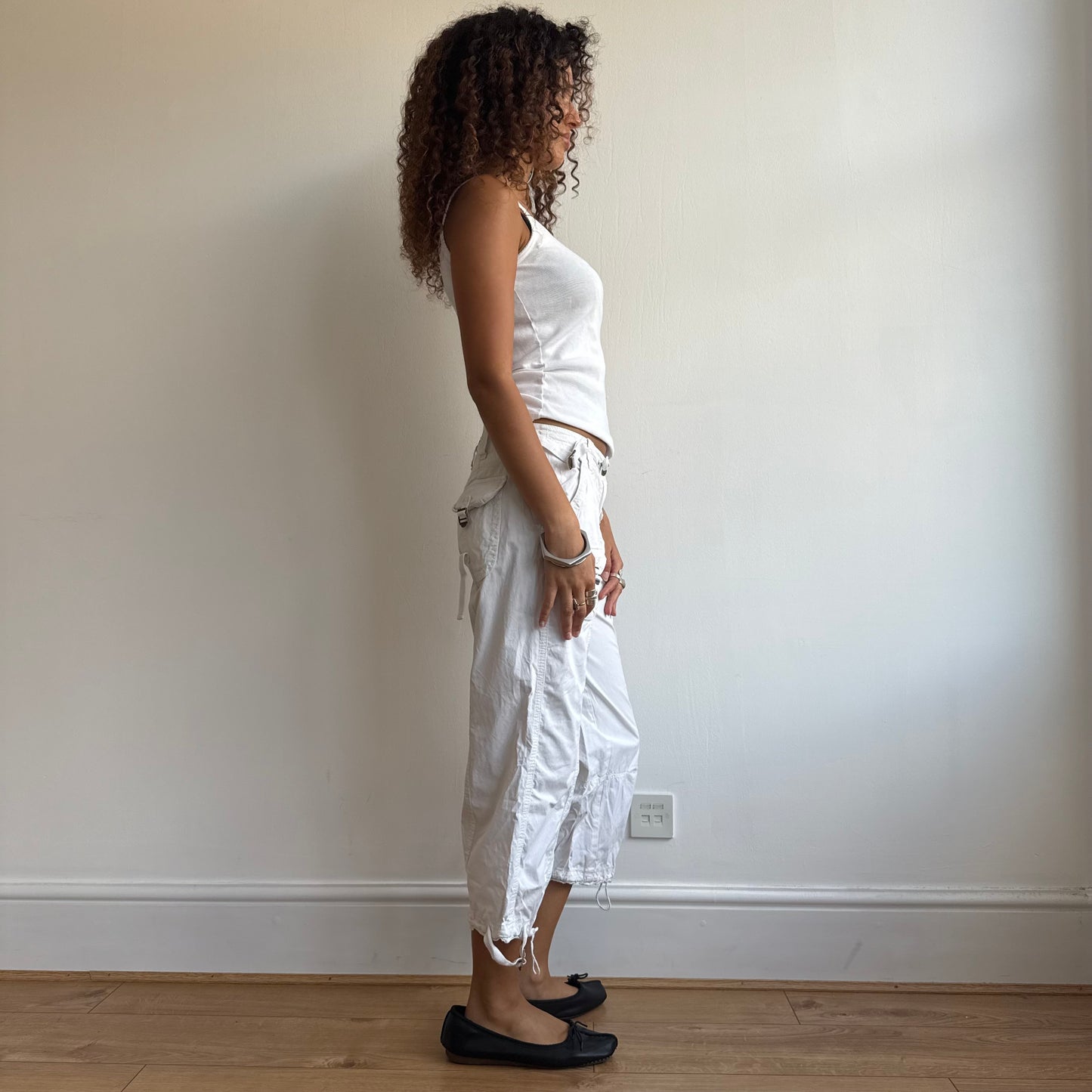 White cargo toggle capris - Size S